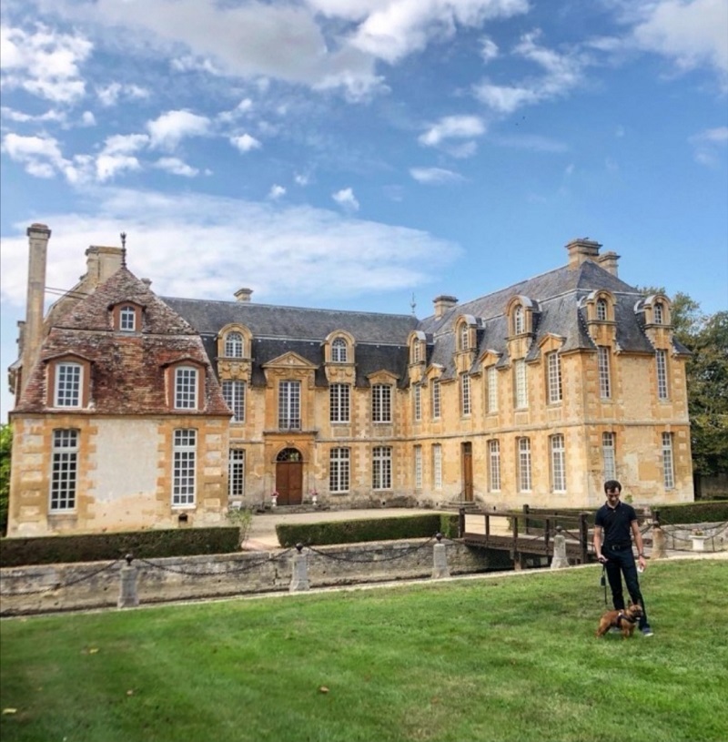 chien qui visite le chateau de carel